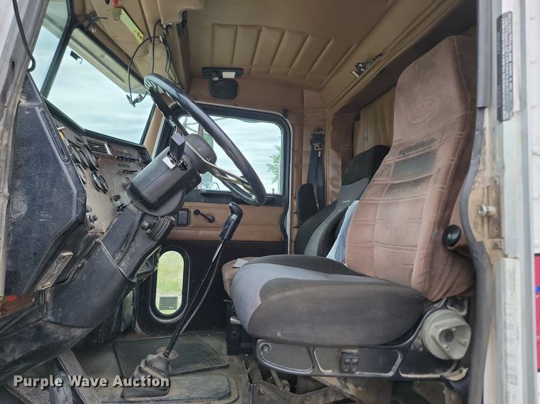 image for item NZ9938 2000 Peterbilt  377 semi truck
