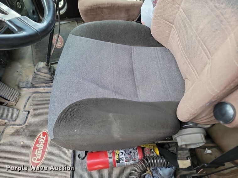 image for item NZ9938 2000 Peterbilt  377 semi truck