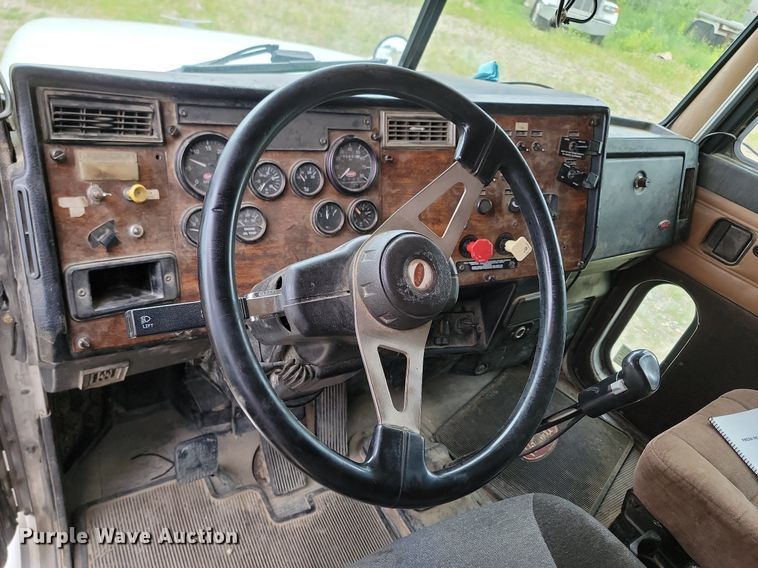 image for item NZ9938 2000 Peterbilt  377 semi truck