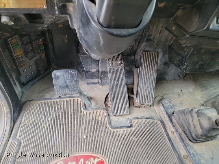 image for item NZ9938 2000 Peterbilt  377 semi truck