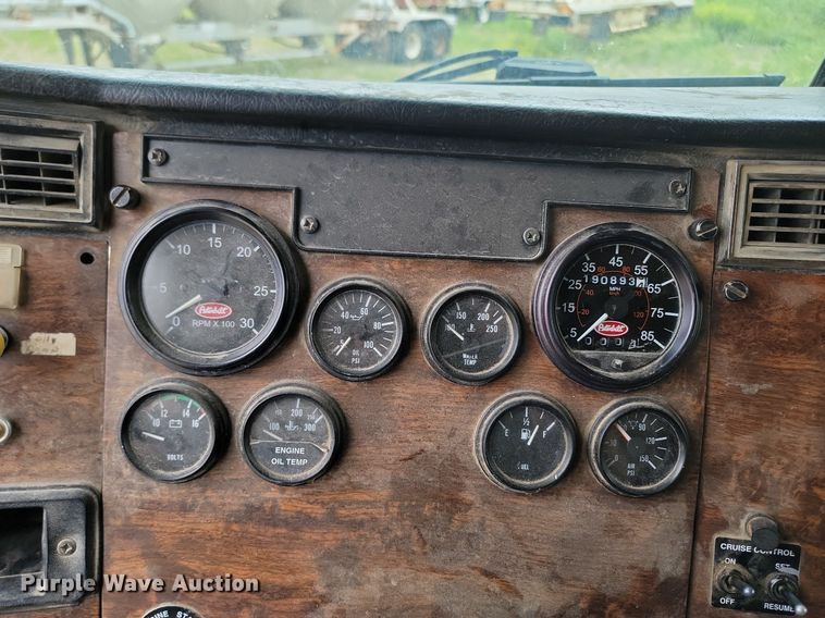 image for item NZ9938 2000 Peterbilt  377 semi truck