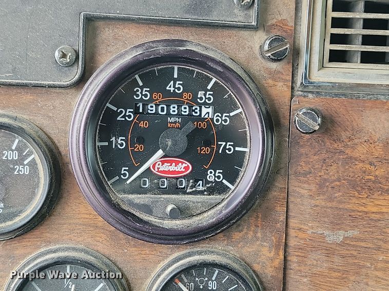 image for item NZ9938 2000 Peterbilt  377 semi truck