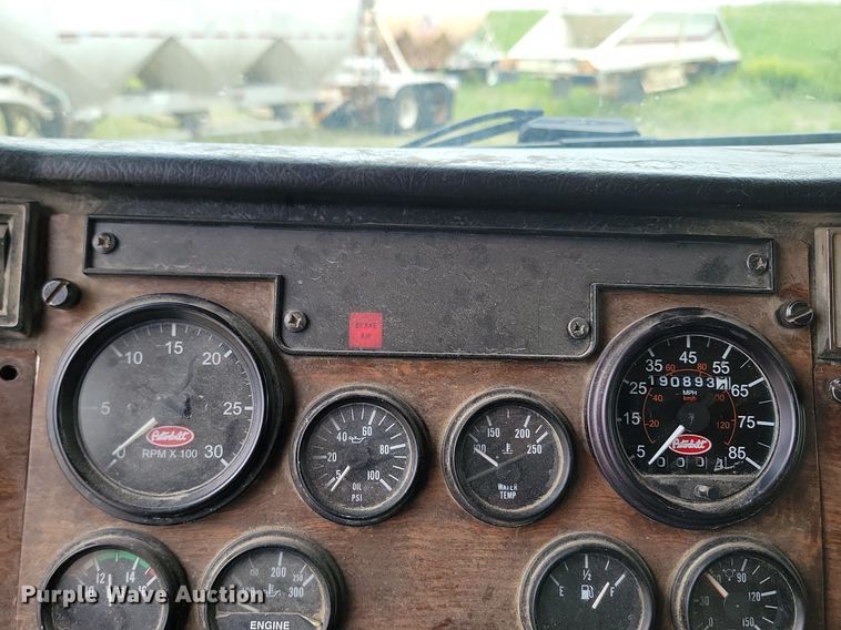 image for item NZ9938 2000 Peterbilt  377 semi truck