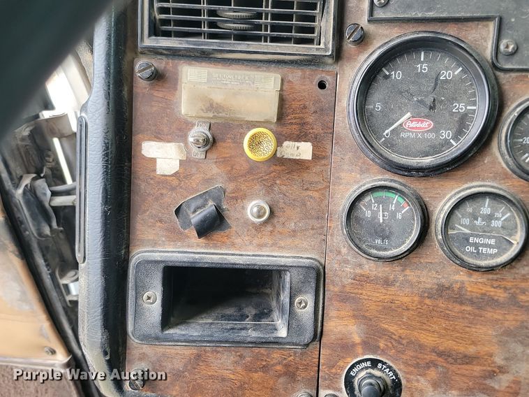 image for item NZ9938 2000 Peterbilt  377 semi truck