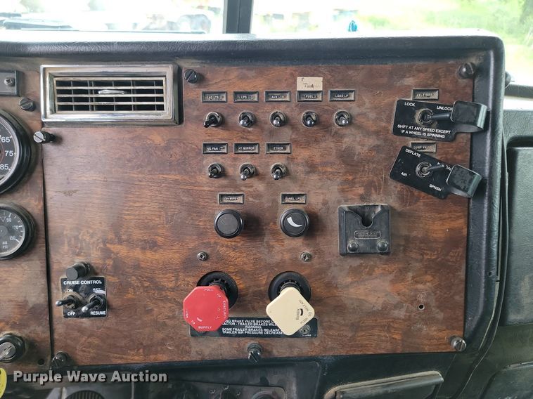 image for item NZ9938 2000 Peterbilt  377 semi truck