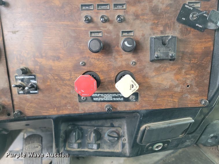 image for item NZ9938 2000 Peterbilt  377 semi truck