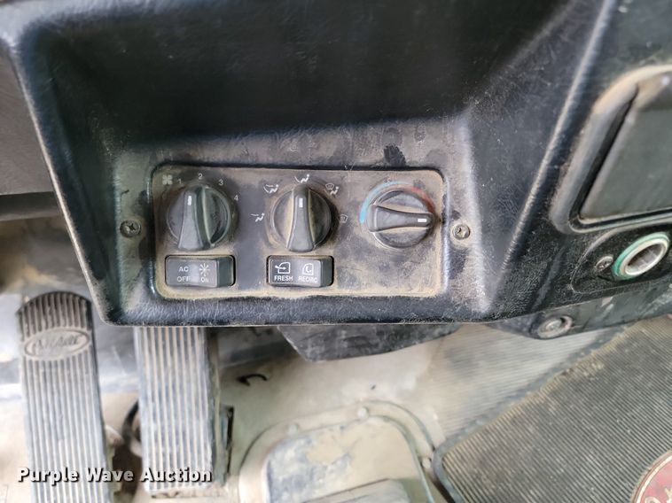 image for item NZ9938 2000 Peterbilt  377 semi truck