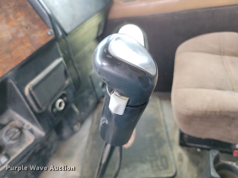 image for item NZ9938 2000 Peterbilt  377 semi truck