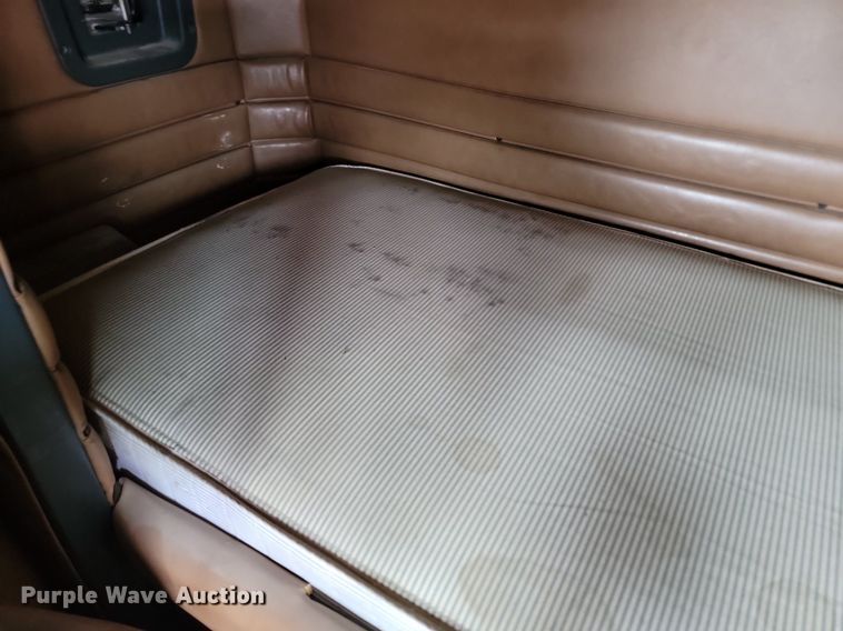 image for item NZ9938 2000 Peterbilt  377 semi truck