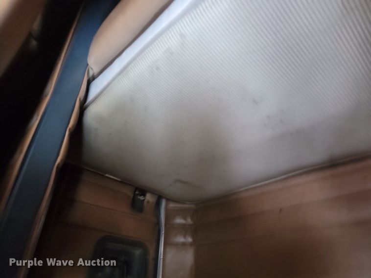 image for item NZ9938 2000 Peterbilt  377 semi truck