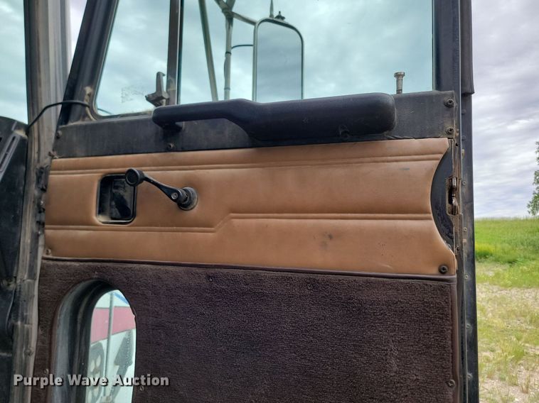 image for item NZ9938 2000 Peterbilt  377 semi truck