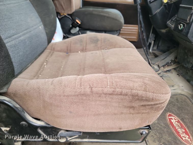 image for item NZ9938 2000 Peterbilt  377 semi truck