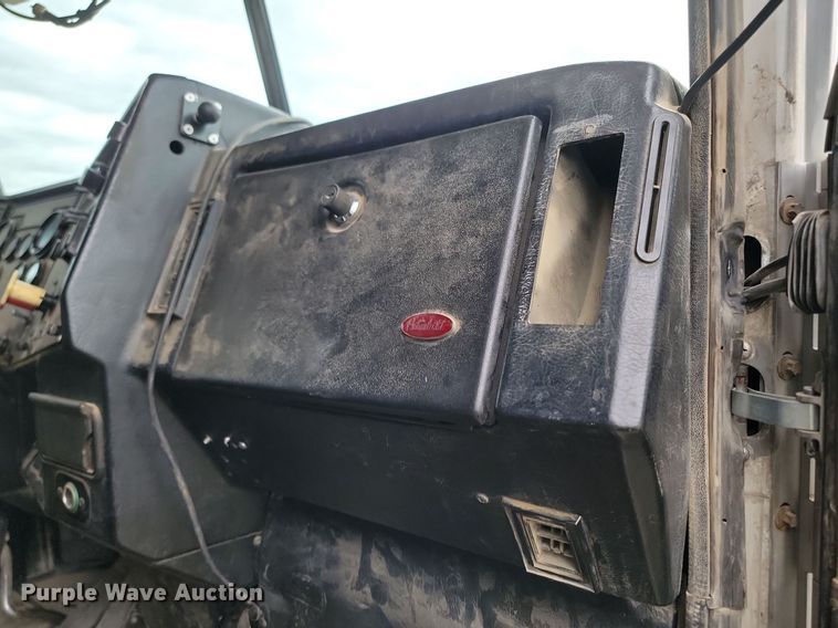 image for item NZ9938 2000 Peterbilt  377 semi truck