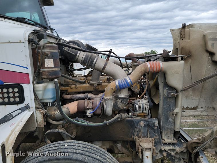 image for item NZ9938 2000 Peterbilt  377 semi truck