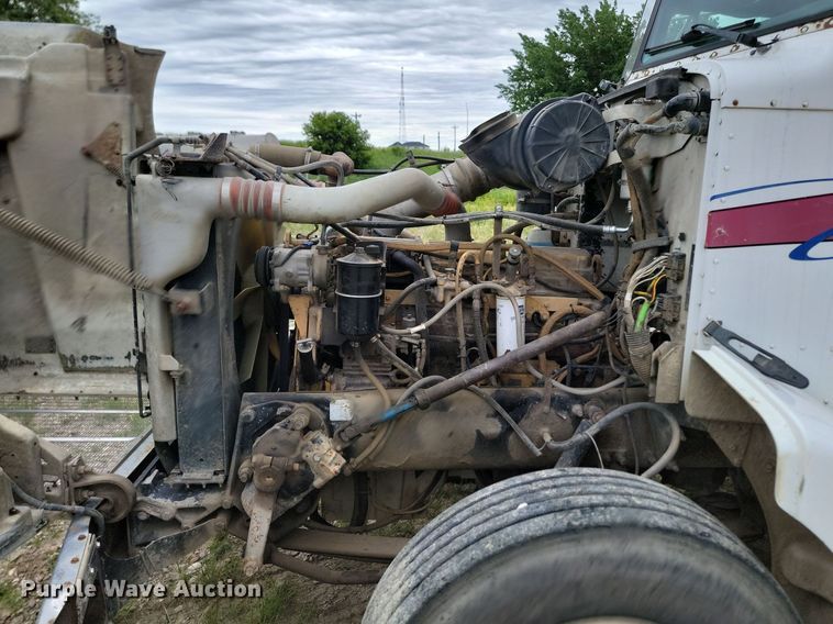 image for item NZ9938 2000 Peterbilt  377 semi truck