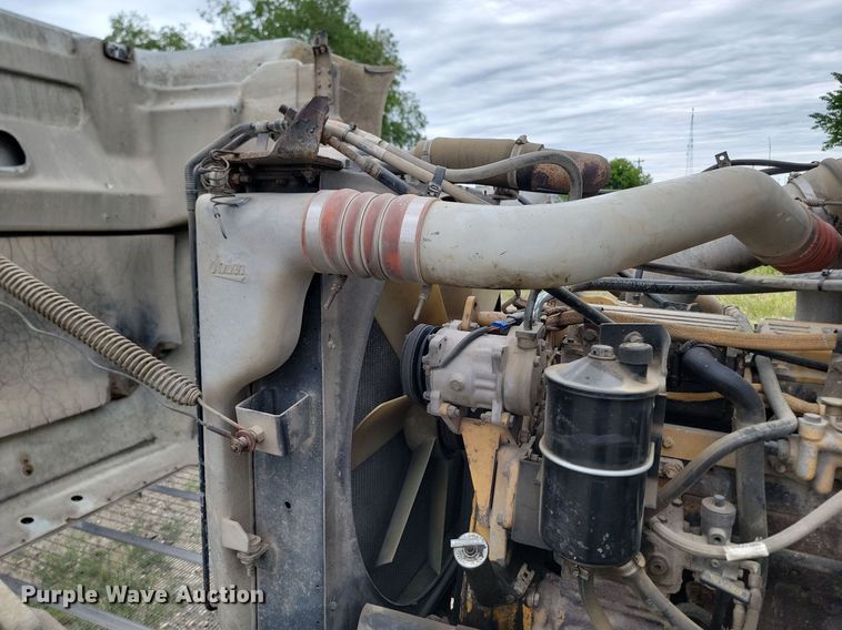 image for item NZ9938 2000 Peterbilt  377 semi truck