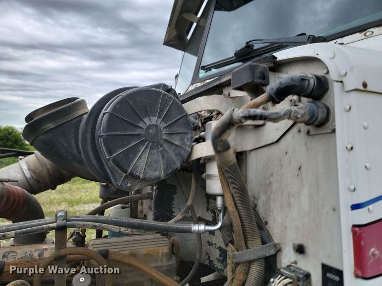 image for item NZ9938 2000 Peterbilt  377 semi truck