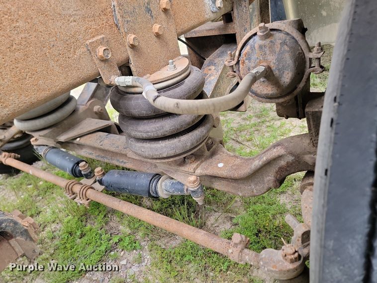 image for item NZ9938 2000 Peterbilt  377 semi truck