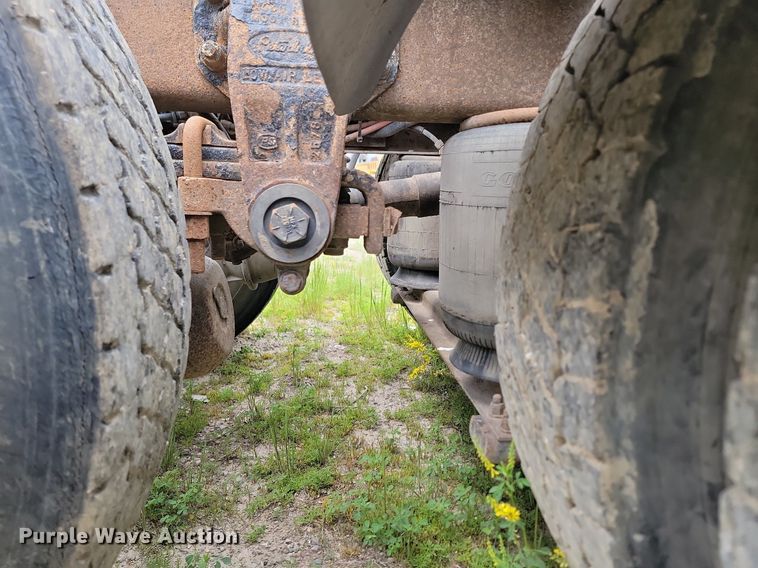 image for item NZ9938 2000 Peterbilt  377 semi truck