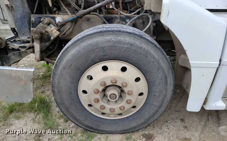 image for item NZ9938 2000 Peterbilt  377 semi truck