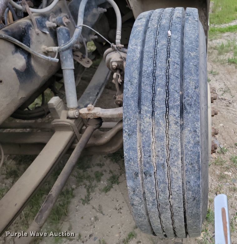 image for item NZ9938 2000 Peterbilt  377 semi truck