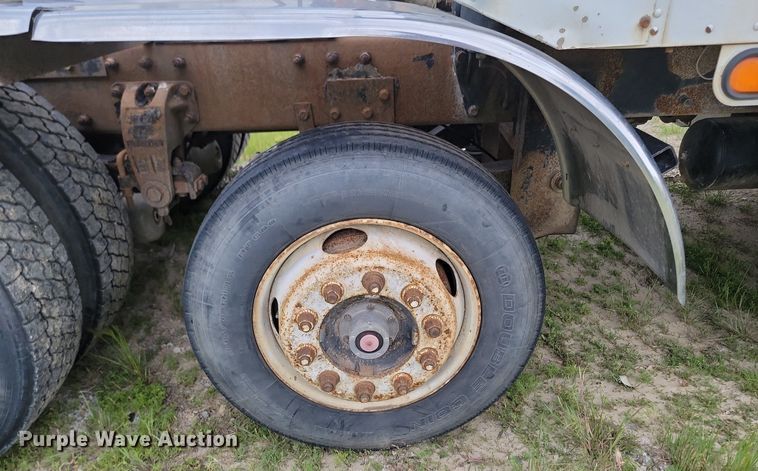 image for item NZ9938 2000 Peterbilt  377 semi truck