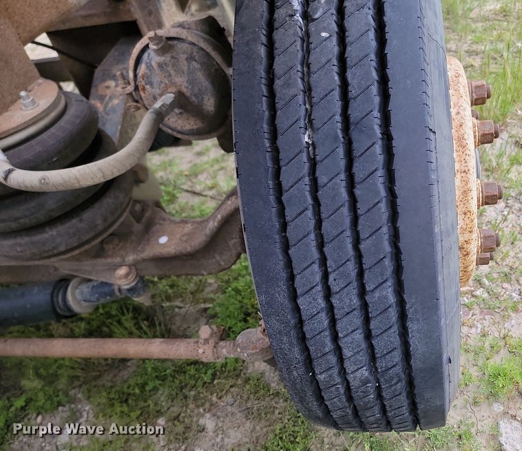 image for item NZ9938 2000 Peterbilt  377 semi truck