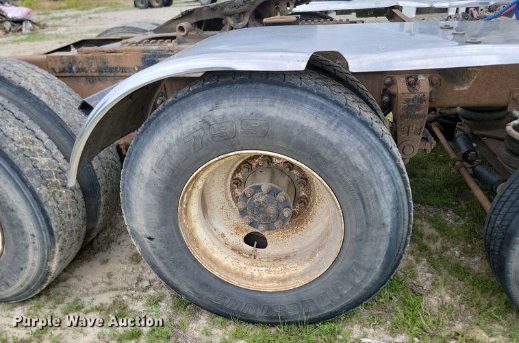 image for item NZ9938 2000 Peterbilt  377 semi truck