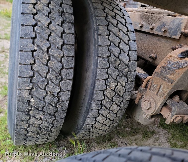 image for item NZ9938 2000 Peterbilt  377 semi truck