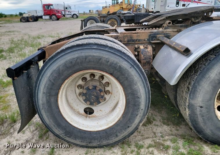 image for item NZ9938 2000 Peterbilt  377 semi truck