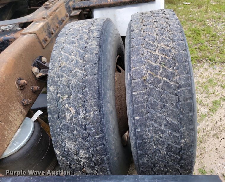 image for item NZ9938 2000 Peterbilt  377 semi truck