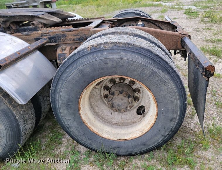 image for item NZ9938 2000 Peterbilt  377 semi truck