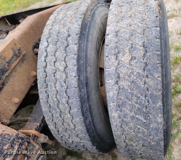 image for item NZ9938 2000 Peterbilt  377 semi truck