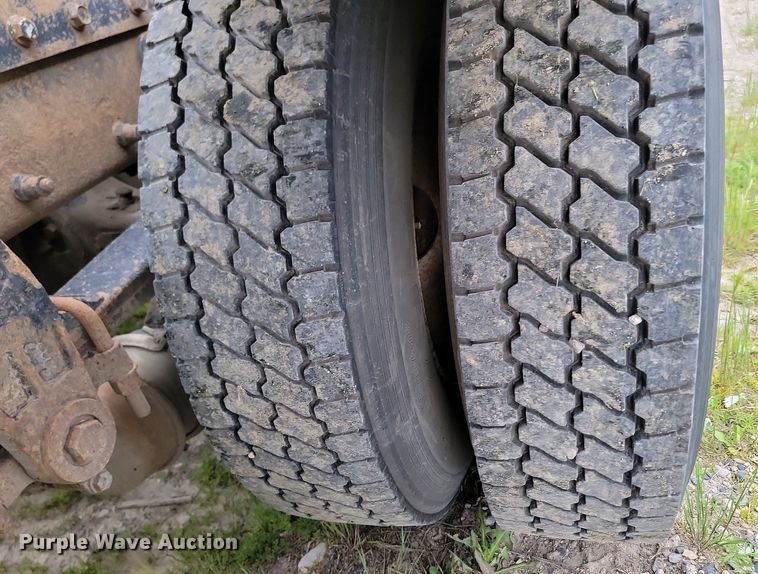 image for item NZ9938 2000 Peterbilt  377 semi truck