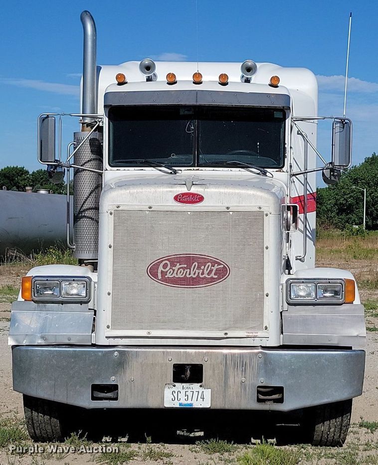 image for item NZ9939 2002 Peterbilt  378 semi truck