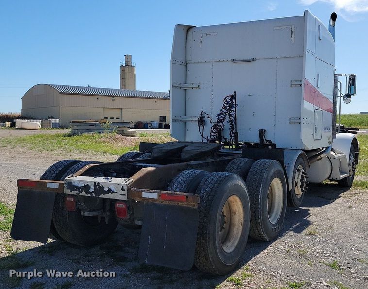 image for item NZ9939 2002 Peterbilt  378 semi truck