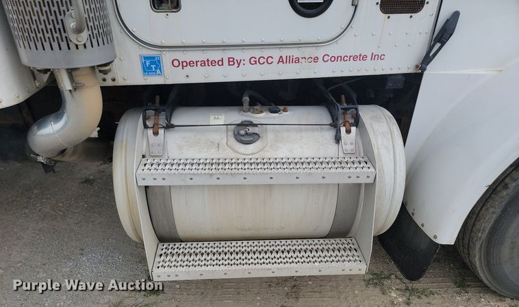 image for item NZ9939 2002 Peterbilt  378 semi truck