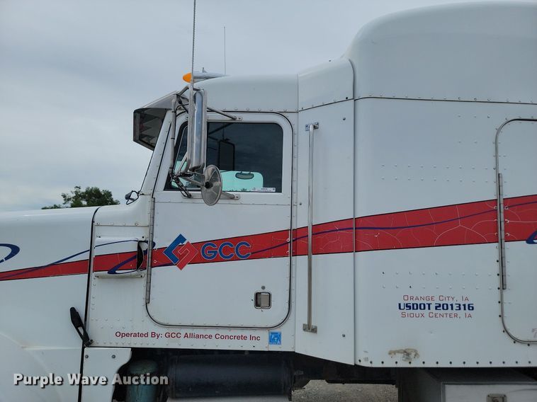 image for item NZ9939 2002 Peterbilt  378 semi truck