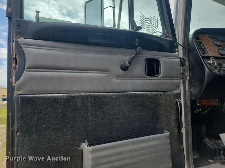 image for item NZ9939 2002 Peterbilt  378 semi truck