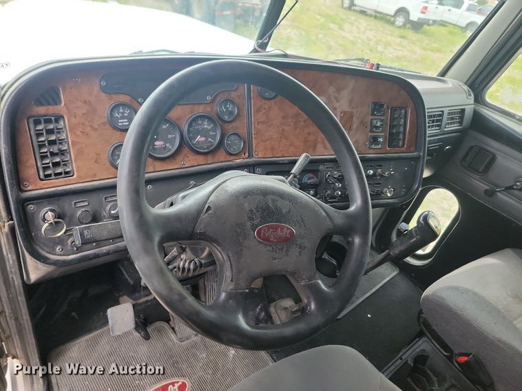 image for item NZ9939 2002 Peterbilt  378 semi truck