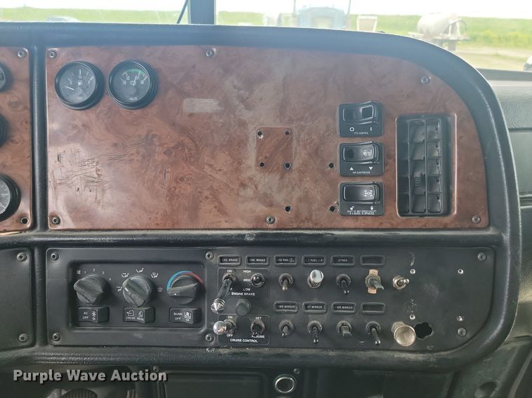 image for item NZ9939 2002 Peterbilt  378 semi truck