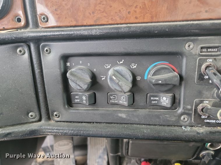 image for item NZ9939 2002 Peterbilt  378 semi truck