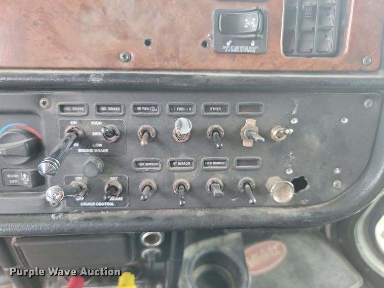 image for item NZ9939 2002 Peterbilt  378 semi truck