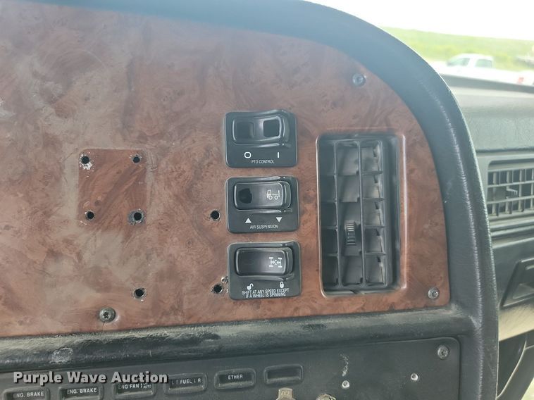 image for item NZ9939 2002 Peterbilt  378 semi truck