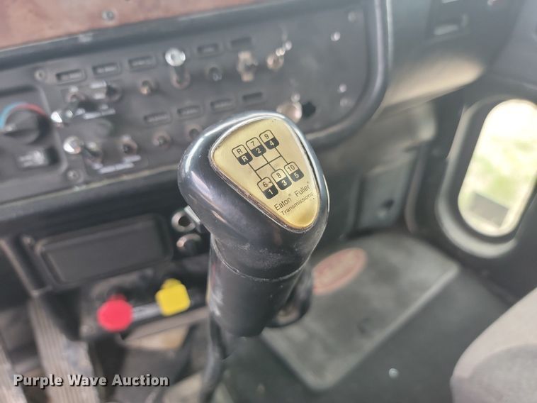 image for item NZ9939 2002 Peterbilt  378 semi truck