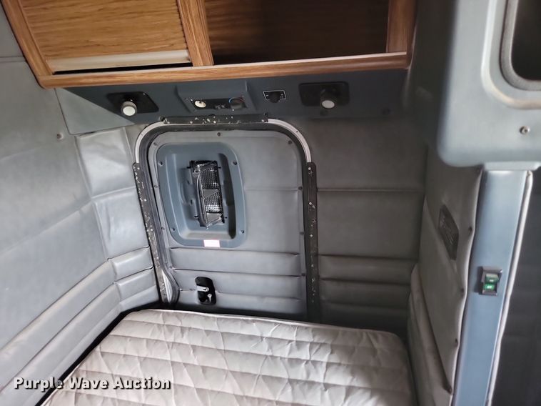 image for item NZ9939 2002 Peterbilt  378 semi truck