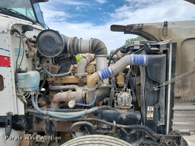 image for item NZ9939 2002 Peterbilt  378 semi truck