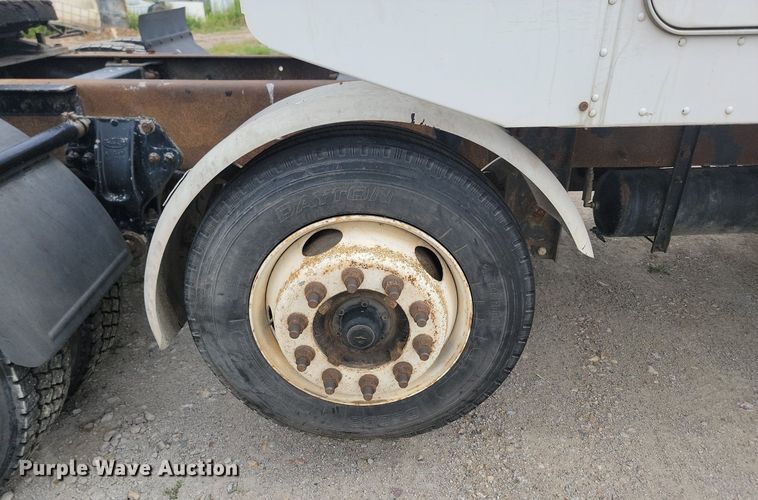 image for item NZ9939 2002 Peterbilt  378 semi truck