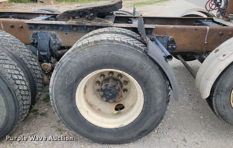 image for item NZ9939 2002 Peterbilt  378 semi truck