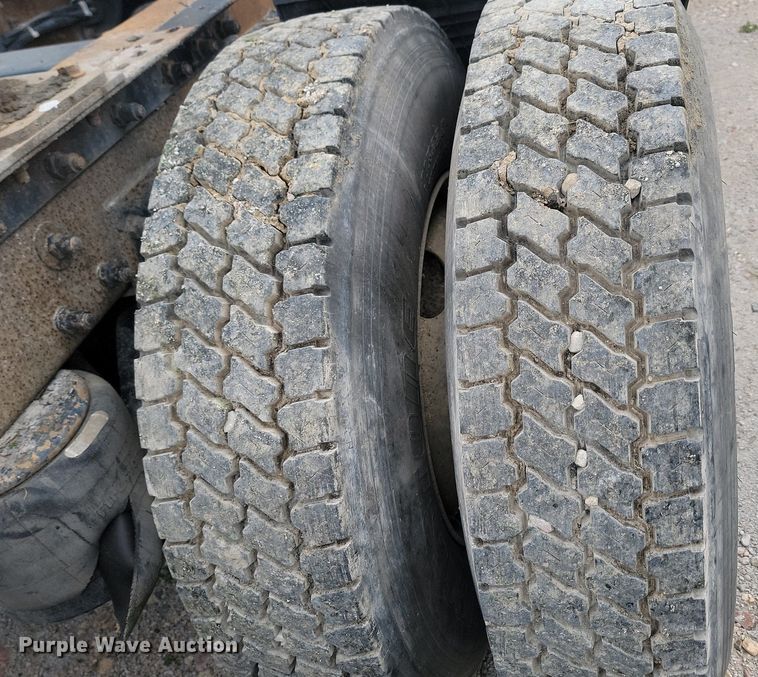 image for item NZ9939 2002 Peterbilt  378 semi truck